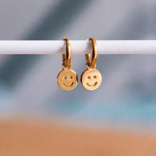 Hoops aus Edelstahl mit Smiley — Gold