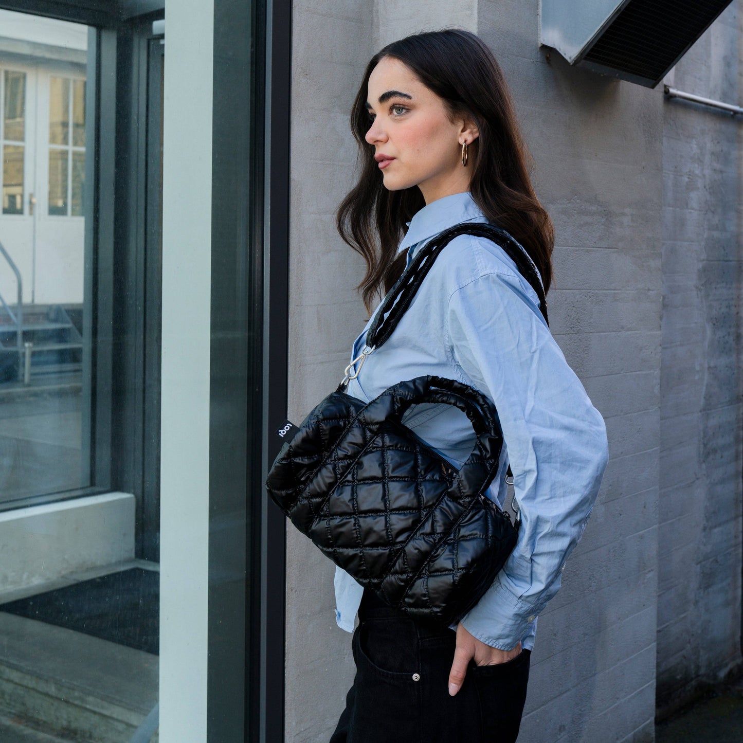 LOQI Metallic Schwarze Puffige Mittelgroße Reisetasche