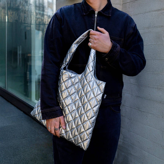 LOQI Metallic Silberne Puffige Mittelgroße Tasche