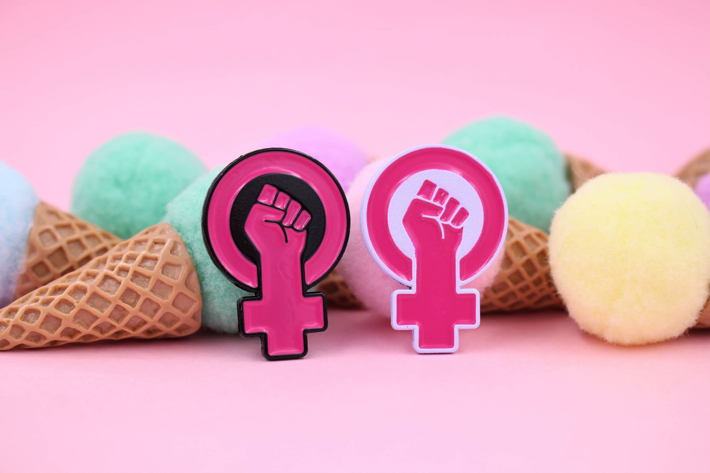 Frauenpower - Raised Feminist Protest Emaille Pin: Weiss
