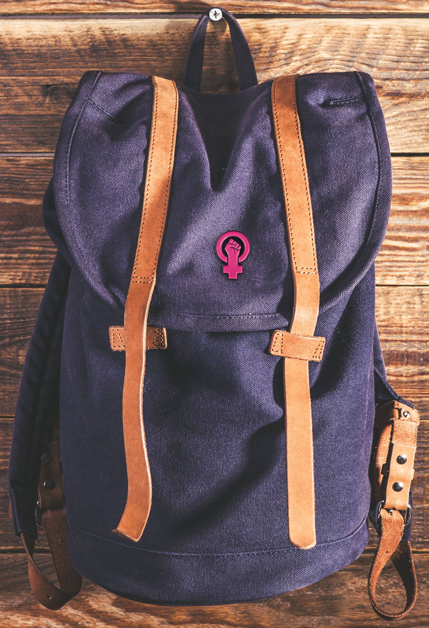 Frauenpower - Raised Feminist Protest Emaille Pin: Weiss