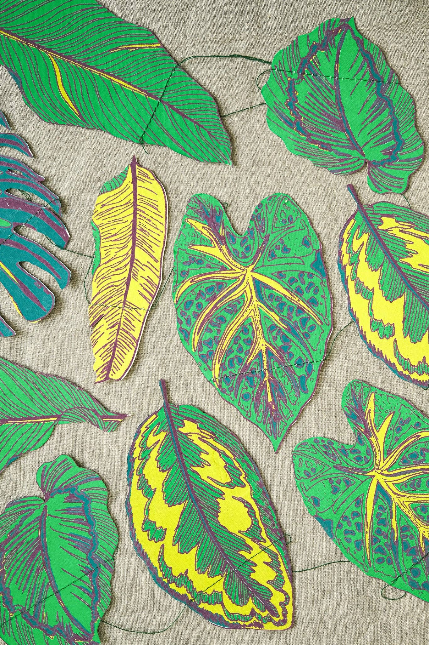 Genähte Girlande mit Blättern