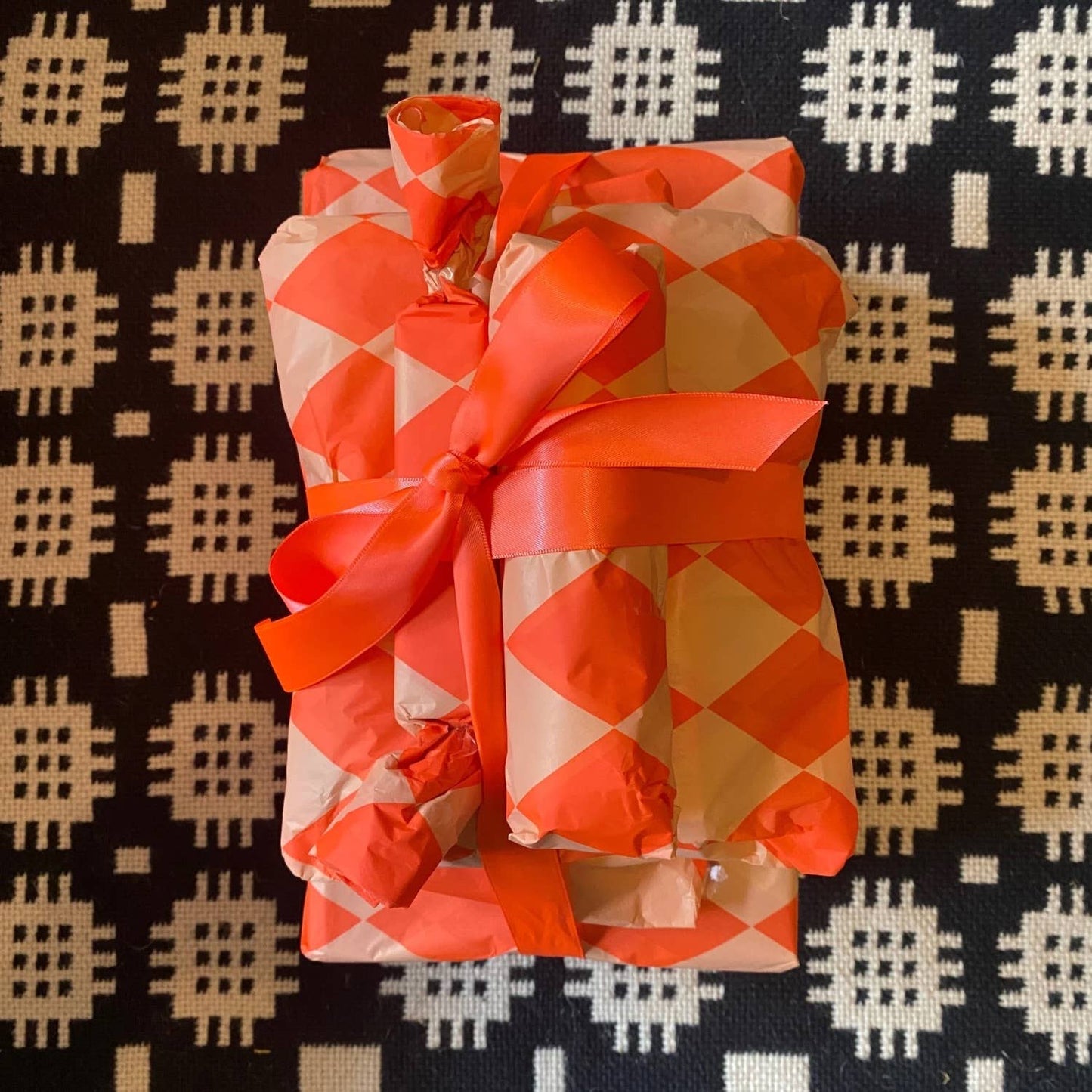 Luxus-Seidenpapier mit Diamanten/Streifen, Fluororange und Pfirsich