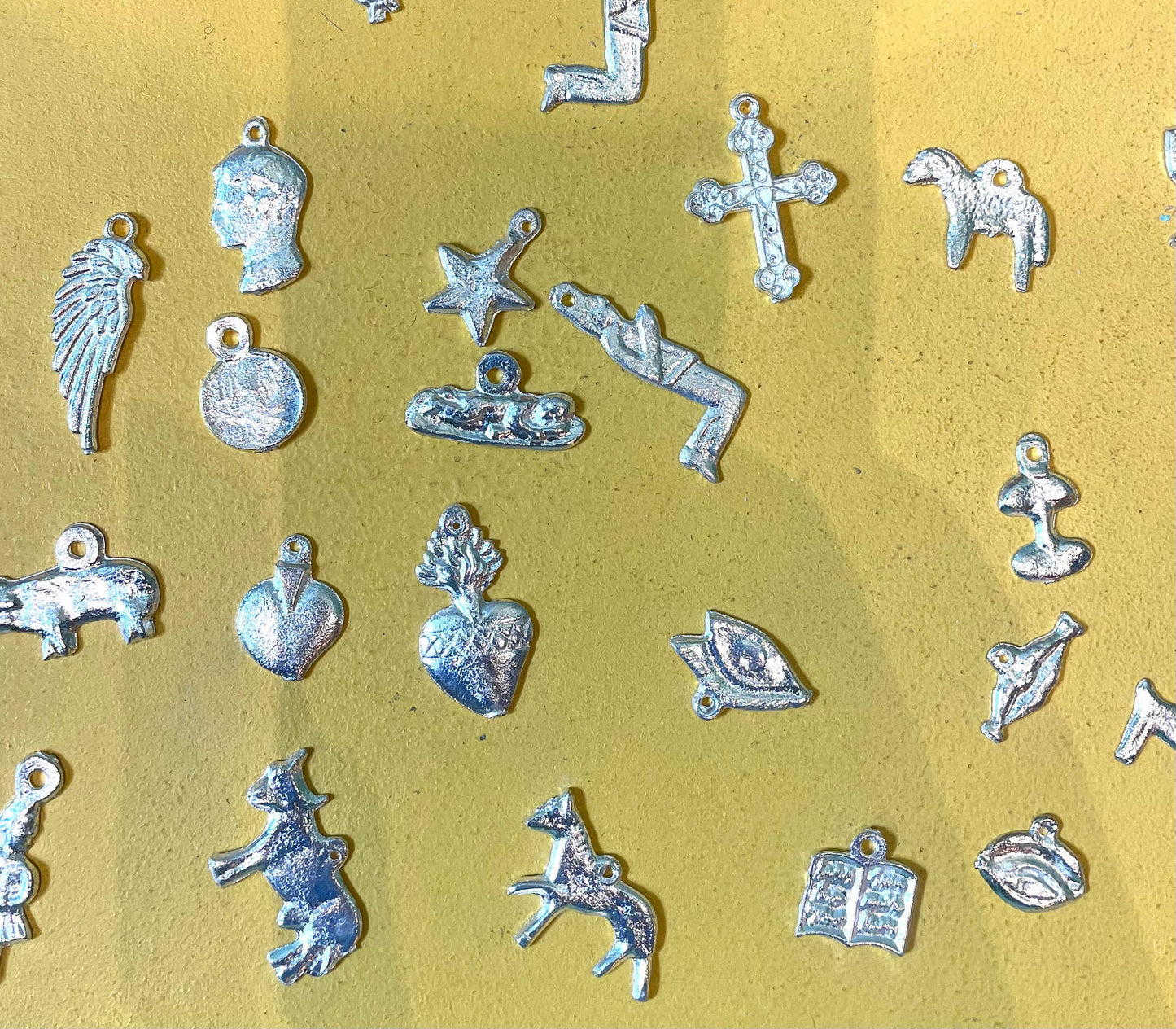 Versilberte Milagritos aus Mexiko – Set handgefertigter Talismane