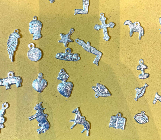 Versilberte Milagritos aus Mexiko – Set handgefertigter Talismane